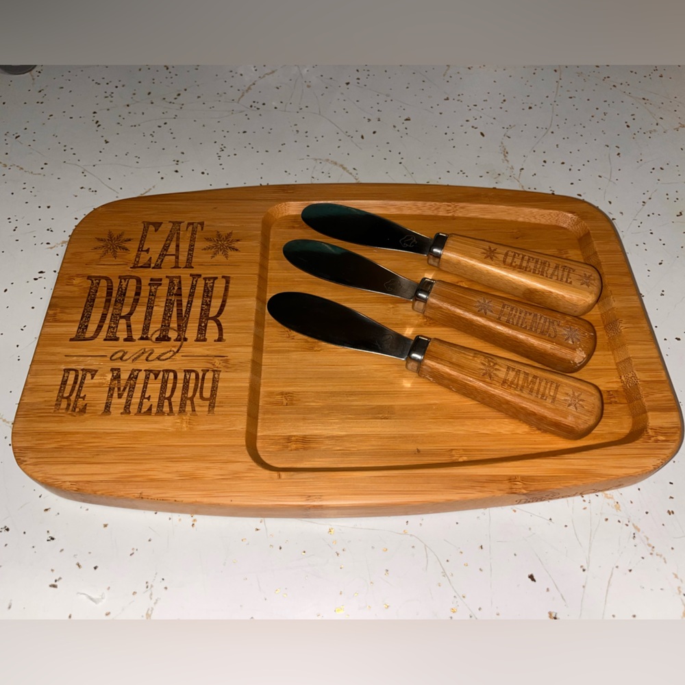 The Pampered Chef Holiday Bamboo Cheese Board Set with Spreaders